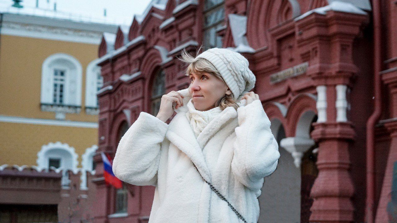 Елена Кудряшова на фоне Исторического музея