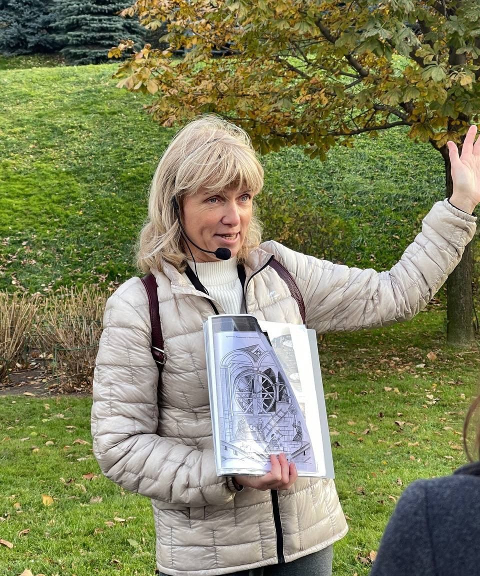 Елена Кудряшова с книгой во время экскурсии
